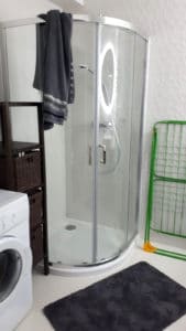Przestronna łazienka jest wyposażona również w pralkę, suszarkę do ubrań itp.
