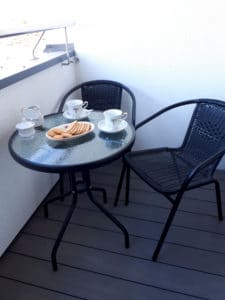 Filiżanka kawy wypita na balkonie ma wyjątkowy smak