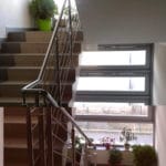 Apartament usytuowany jest na pierwszym piętrze i można też wejść do niego wygodnymi schodami.