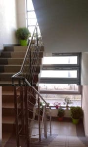 Apartament usytuowany jest na pierwszym piętrze i można też wejść do niego wygodnymi schodami.